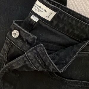 Abercrombie 90s high rise relaxed jean women’s dark black denim wash size 27/4R